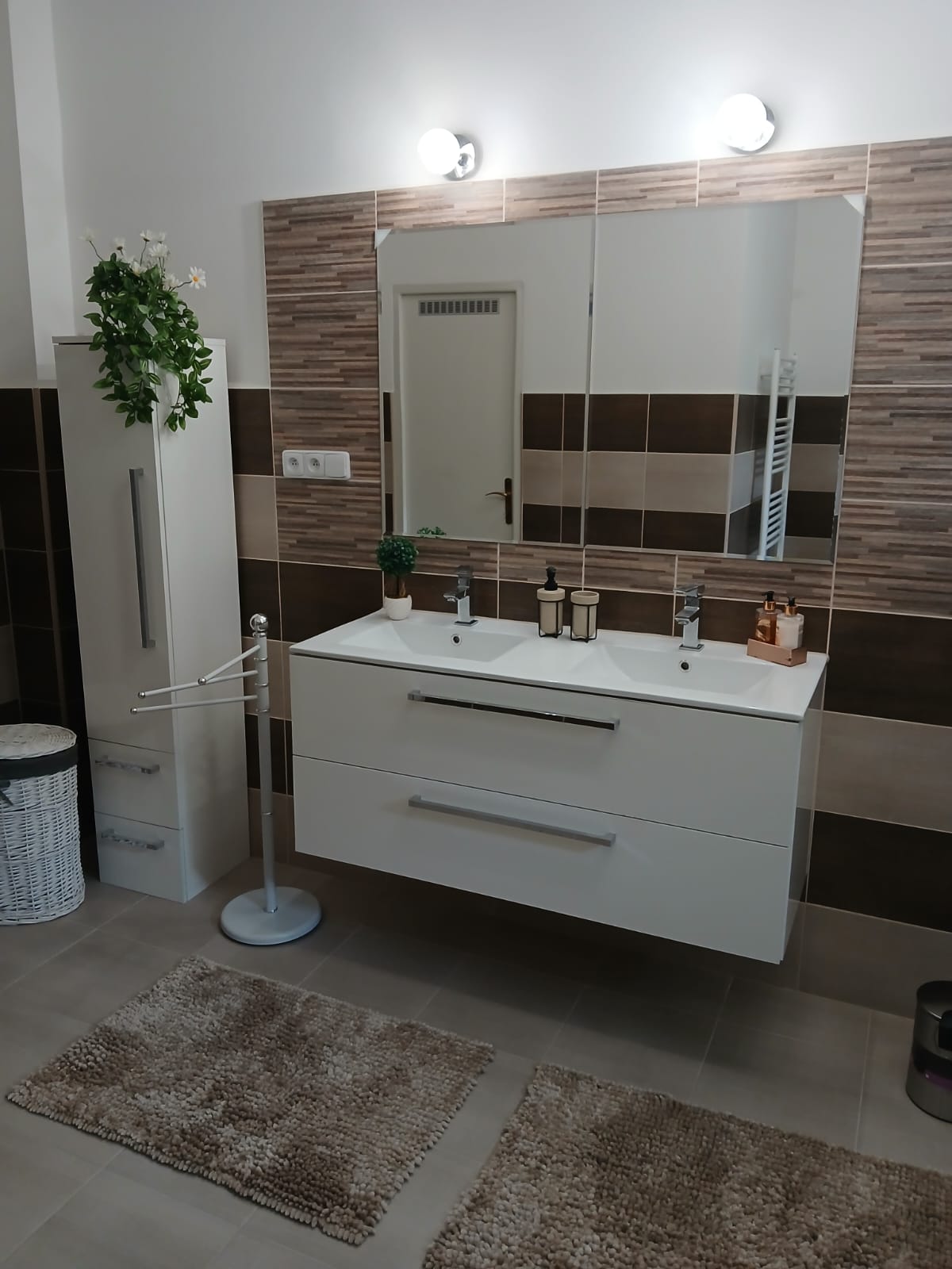 Detail umyvadla a zrcadla v koupelně apartmánu